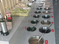 自助调料区-明何记涮牛肚(品牌首店隋唐植物园南门古城路店)