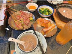 -何妹湿辣牛肉·粤式烧烤砂煲(桂雅路店)
