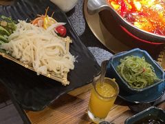 -湊湊火锅·茶憩(南京东路悦荟店)