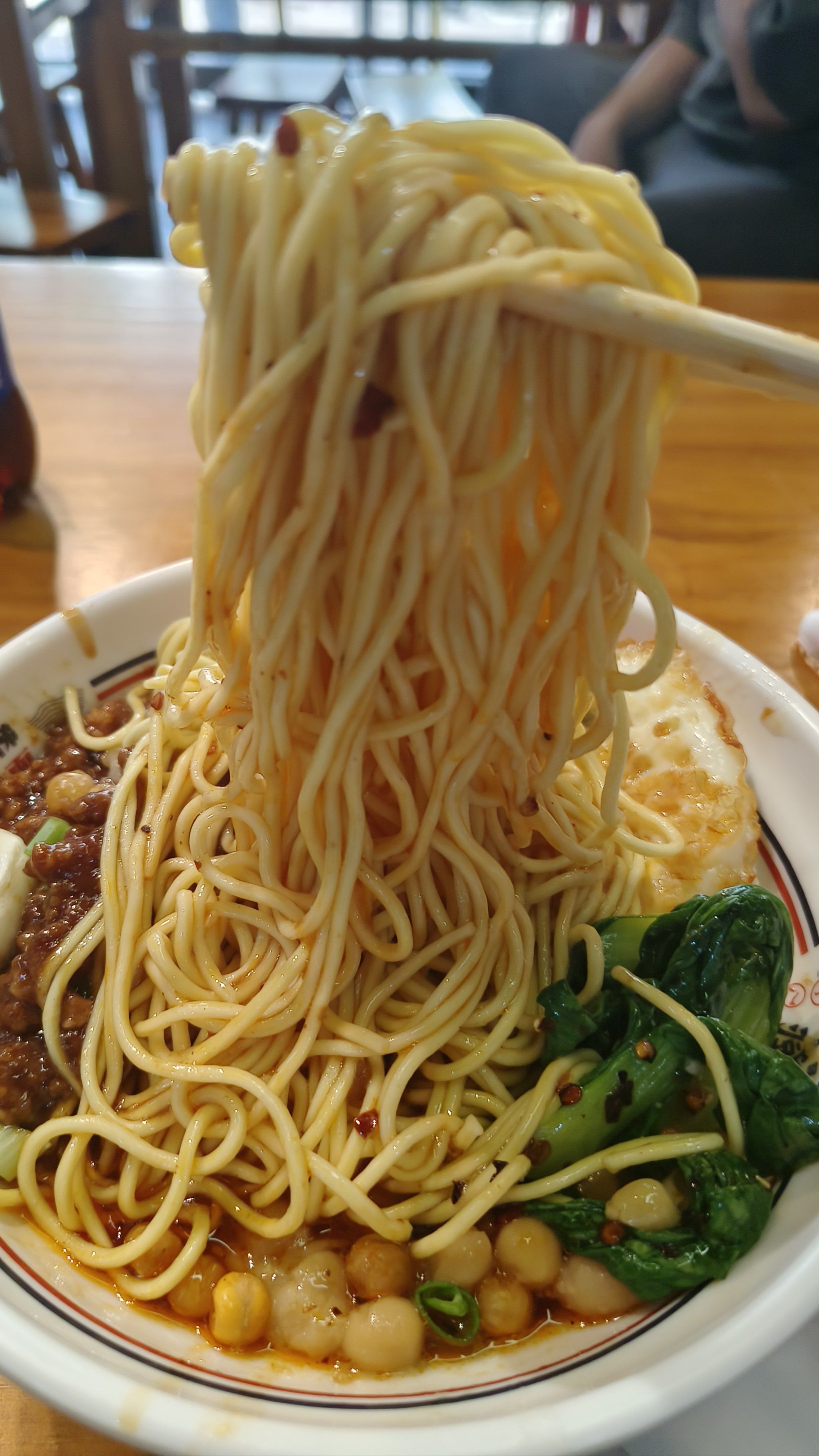 大口吃面,小心烫嘴啊