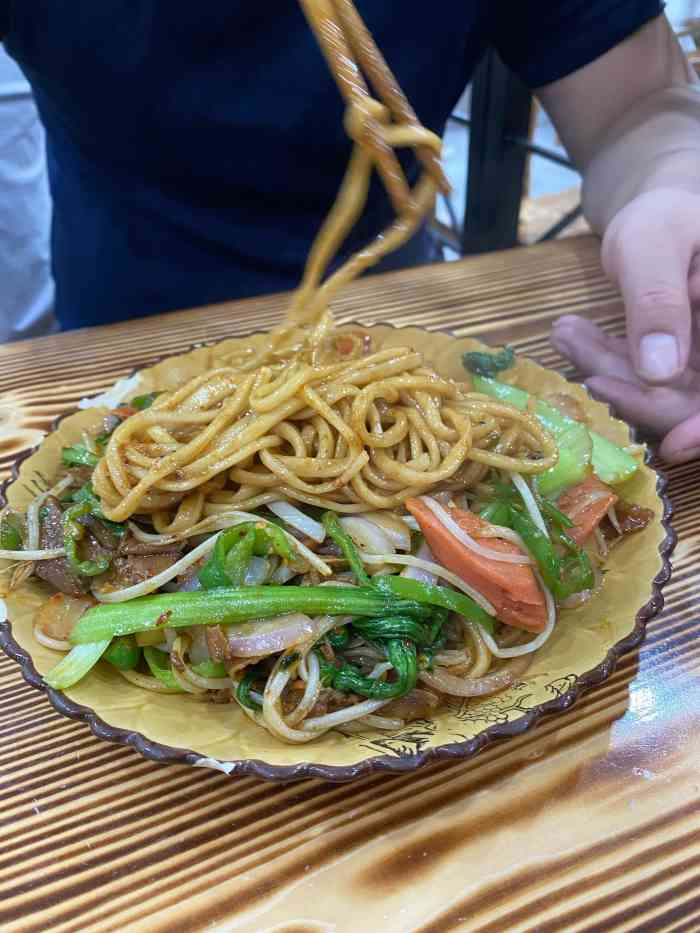 光友牛肉拉面馆(贵中一店)-"十二块一晚的牛肉拉面 在家乡已经算贵了