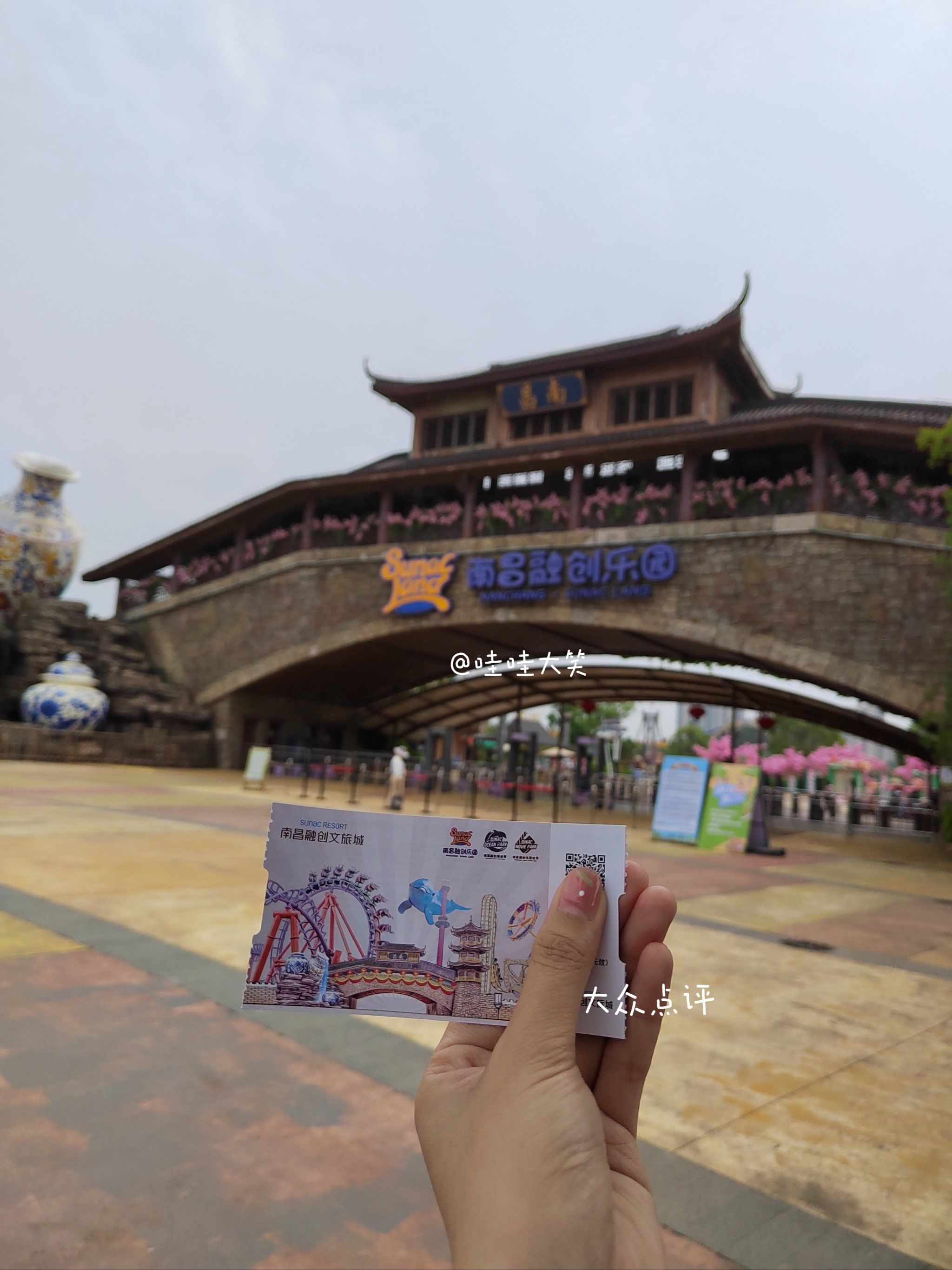 小姐妹说这里的鬼屋进去前要穿尿不湿