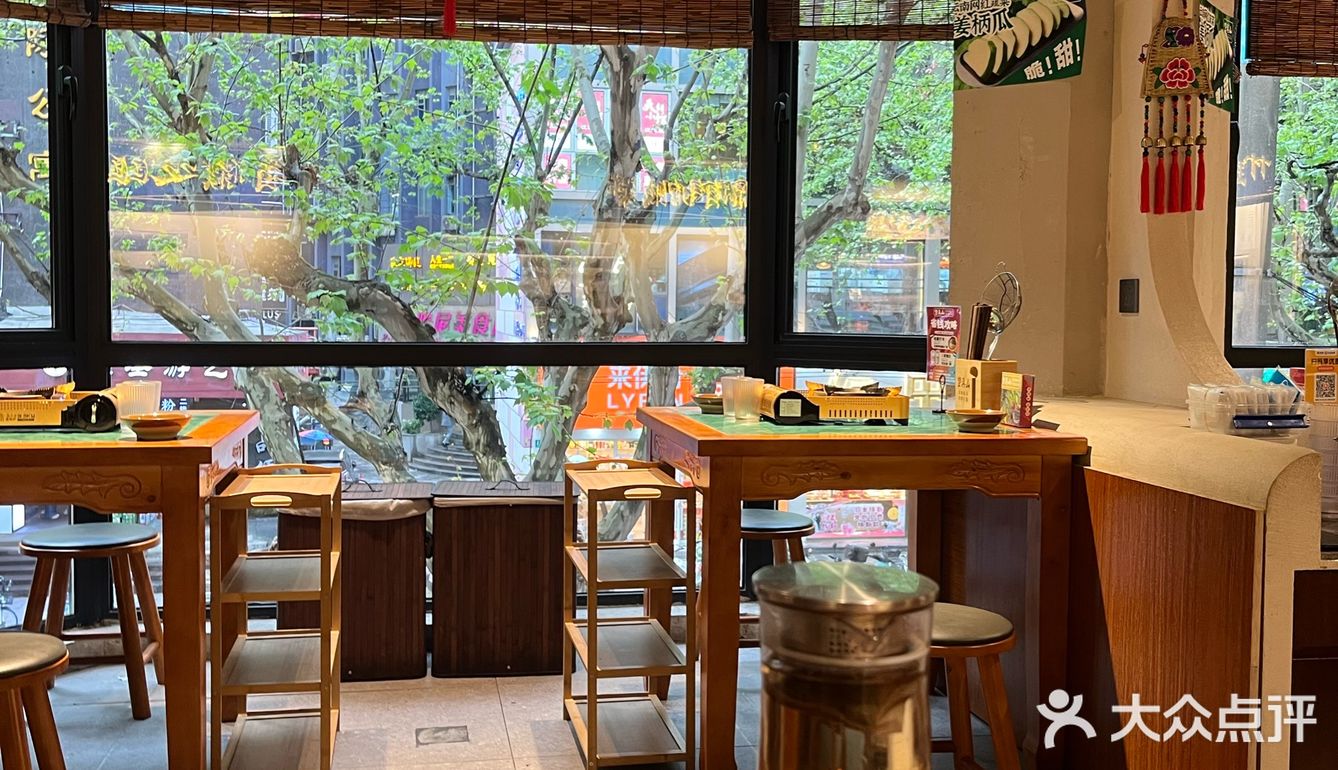 酸汤锅可以换成鸳鸯锅，我们换成了菌菇和酸汤的