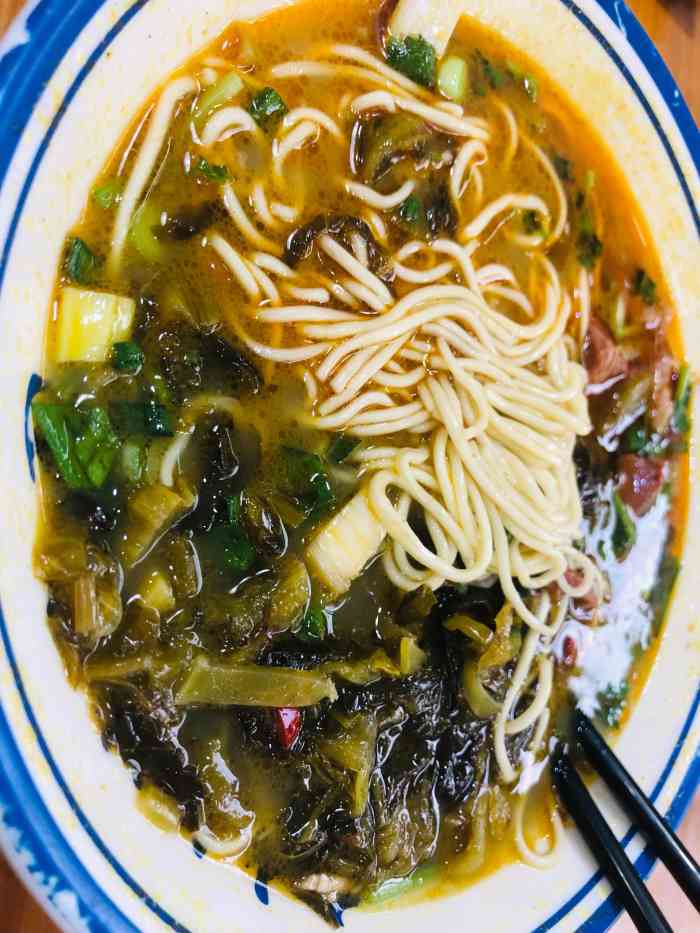 手工酸菜红烧牛肉面-"这家店的特色是酸菜牛肉面,点了一份酸菜红.
