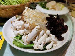 -茸梅路右拐龙虾-农家菜(松江店)