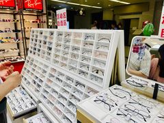 -美式眼镜·授权蔡司.依视路.尼康.豪雅.明月(人民广场店)