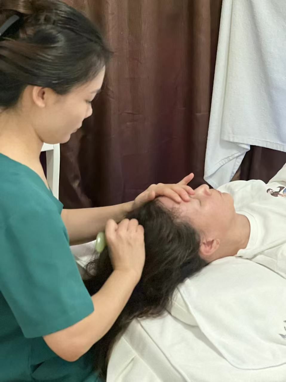 头部按摩拨筋棒是一种用于按摩头部的工具,主要用于