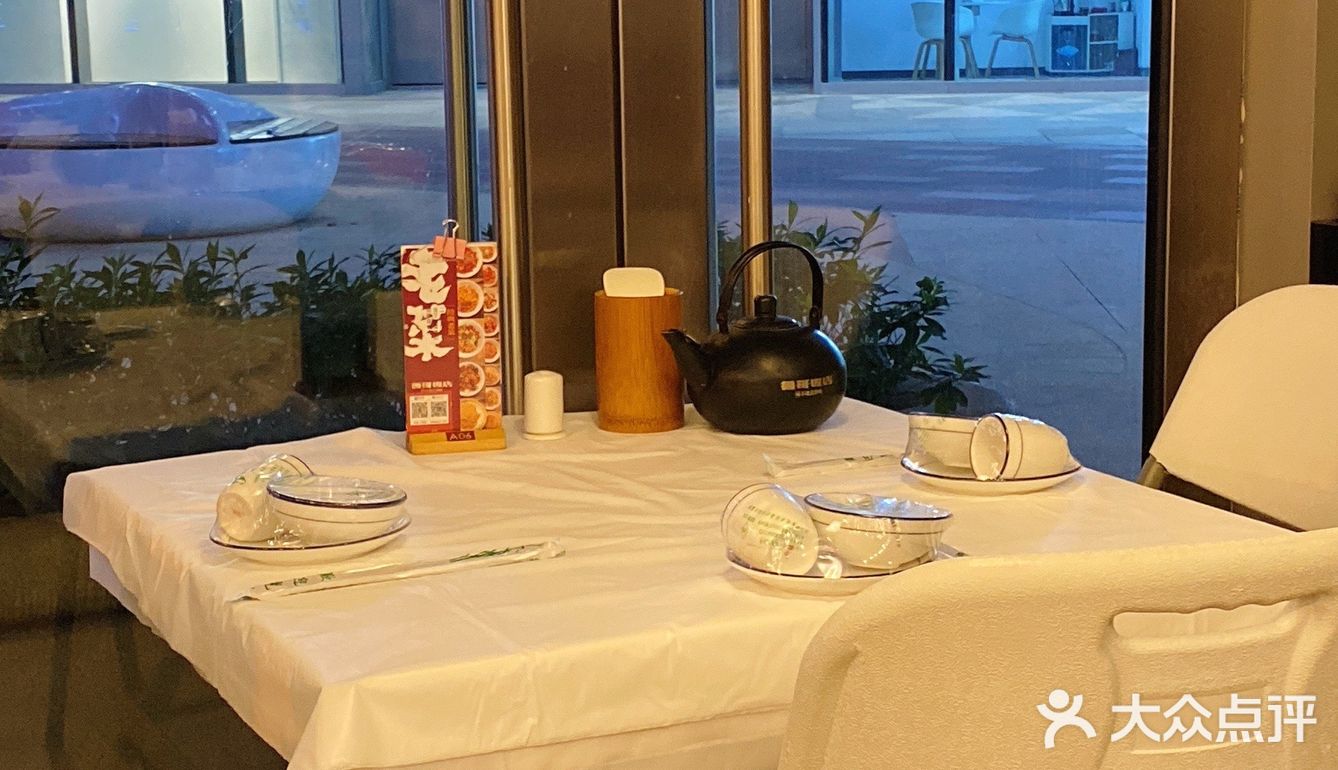 鲁哥饭店富兴店在繁华的商业mall复刻出当年三角花园文运街巷
