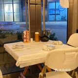 鲁哥饭店富兴店在繁华的商业mall复刻出当年三角花园文运街巷