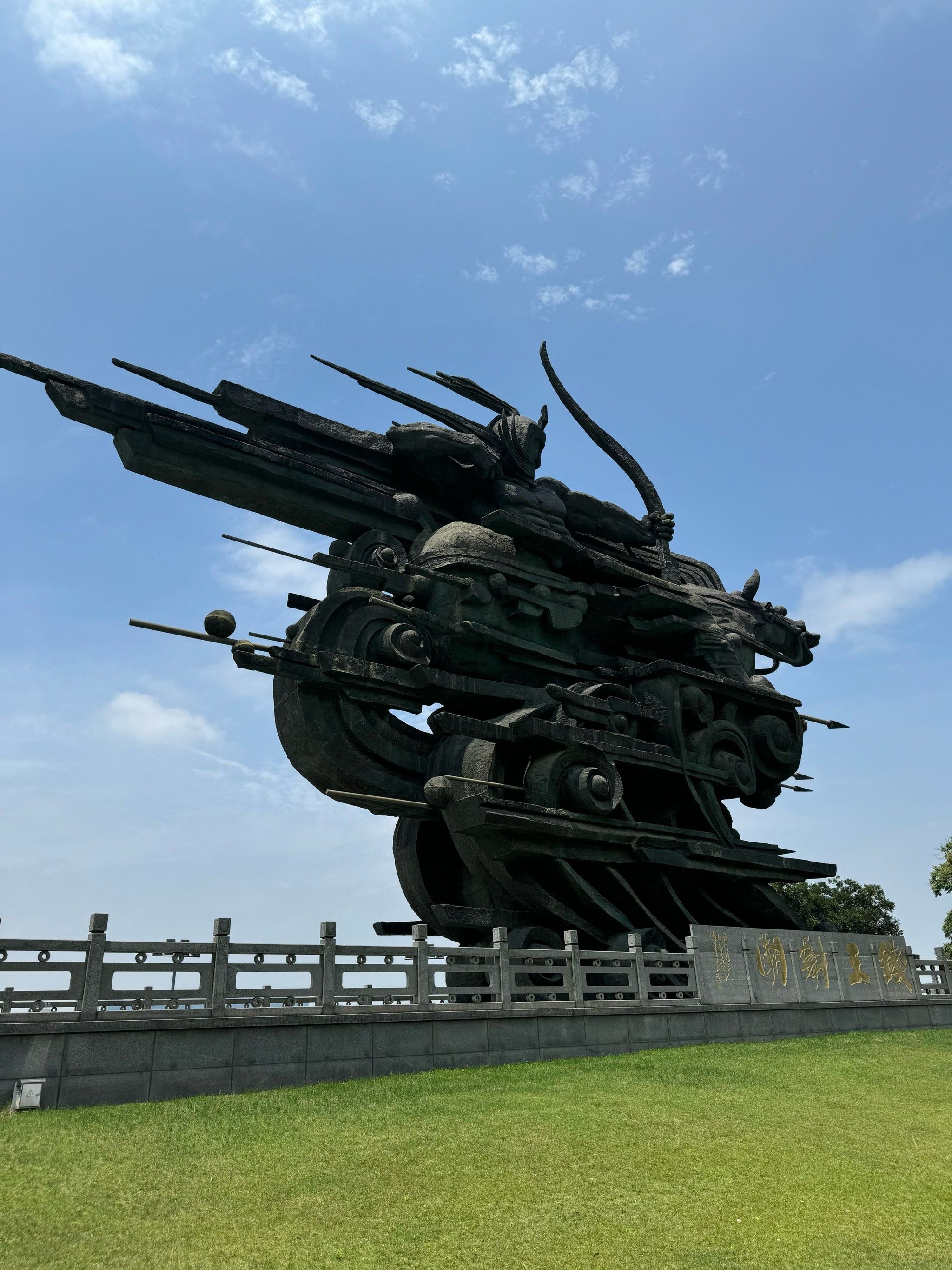 这个滨江休闲公园建得真不错

钱王射潮的主雕塑,非常霸气动感.