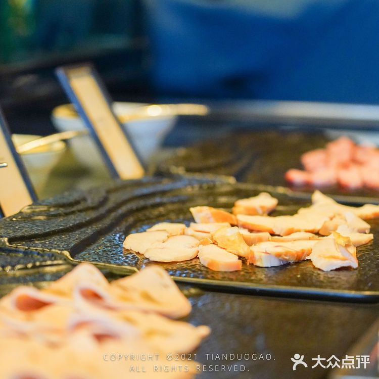 【这家武汉花园自助早餐，湖边樱花风景绝了】在武汉的度假酒店很