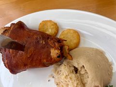 脆烤猪膝配德式酸菜面包丸-巴伐利亚啤酒坊(意式风情街店)