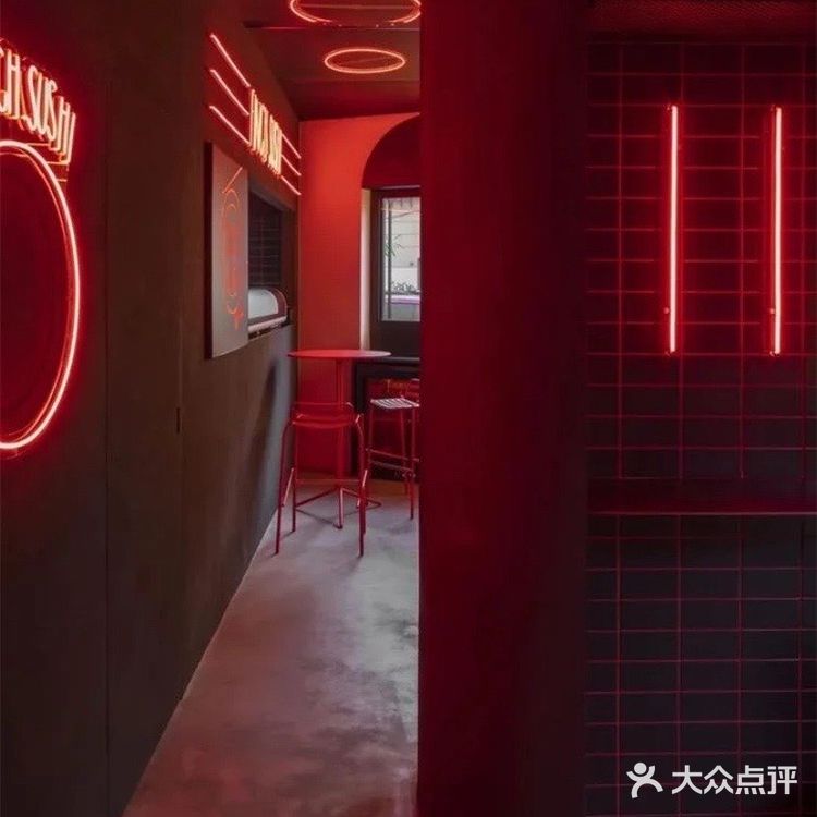 都市霓虹美学的寿司店餐吧设计|意大利