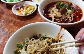 Spicy Pea and Meat Sauce Noodles