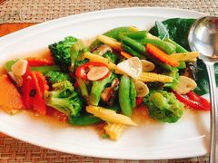 -Chom Cafe and Restaurant