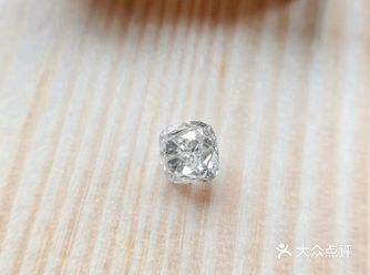 价格要便宜一些，因为钻石要切割成圆形的话