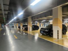 -奥特莱斯停车场