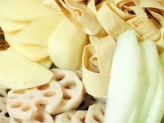 -茅草房·河畔园林火锅