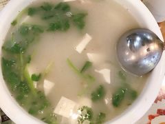 芫茜豆腐鱼头汤-新嘉顿中西茶餐厅(怡兴小区店)