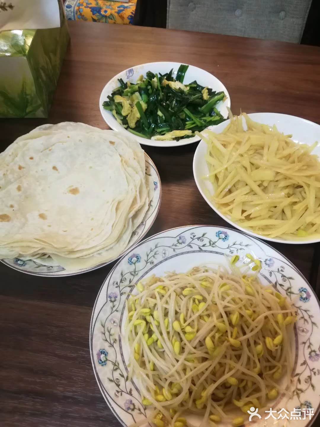 ️把面团团好  分出小块  擀成饼状