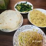 ️把面团团好  分出小块  擀成饼状