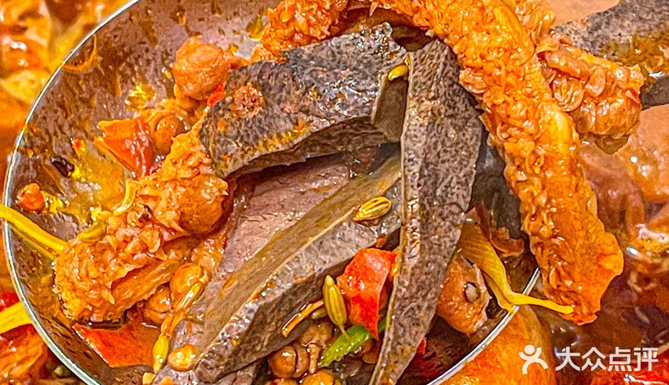 这朴实的牛杂煲肉都堆出来了…广州人这么能吃辣的吗⁉️  