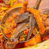 这朴实的牛杂煲肉都堆出来了…广州人这么能吃辣的吗⁉️  