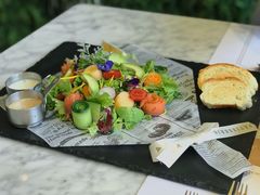 食用花束沙拉配莳萝酸奶酱-张爱施法式西餐厅(汉街店)