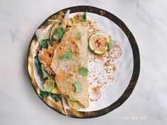 泰式鲜虾猪颈肉牛油果葱油饼-The Rug Cafe(王府中环店)