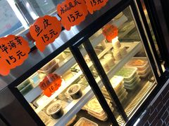 面包甜点陈列柜-崖口煲仔饭