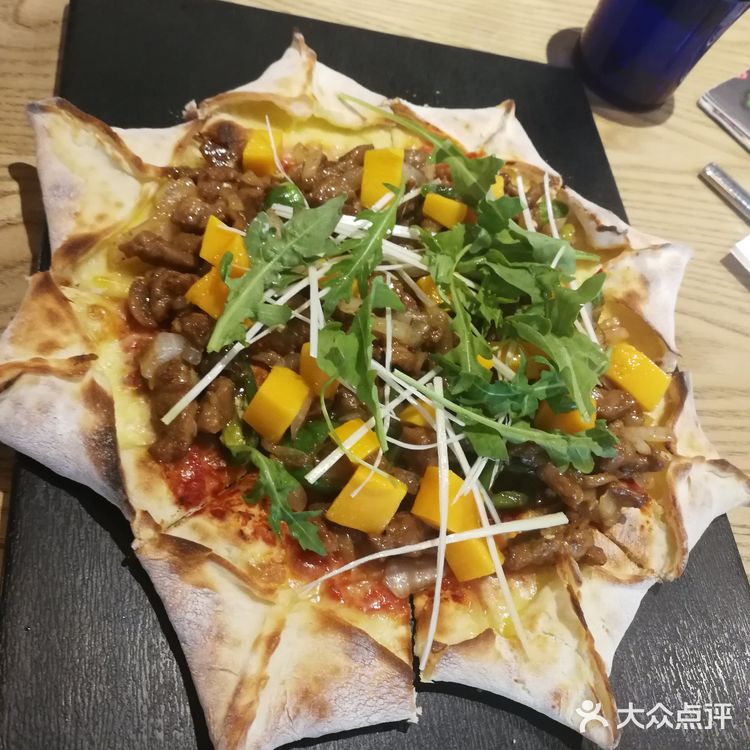 味道赞到爆，披萨皮薄馅料，星星披萨里的牛肉和芒果味道