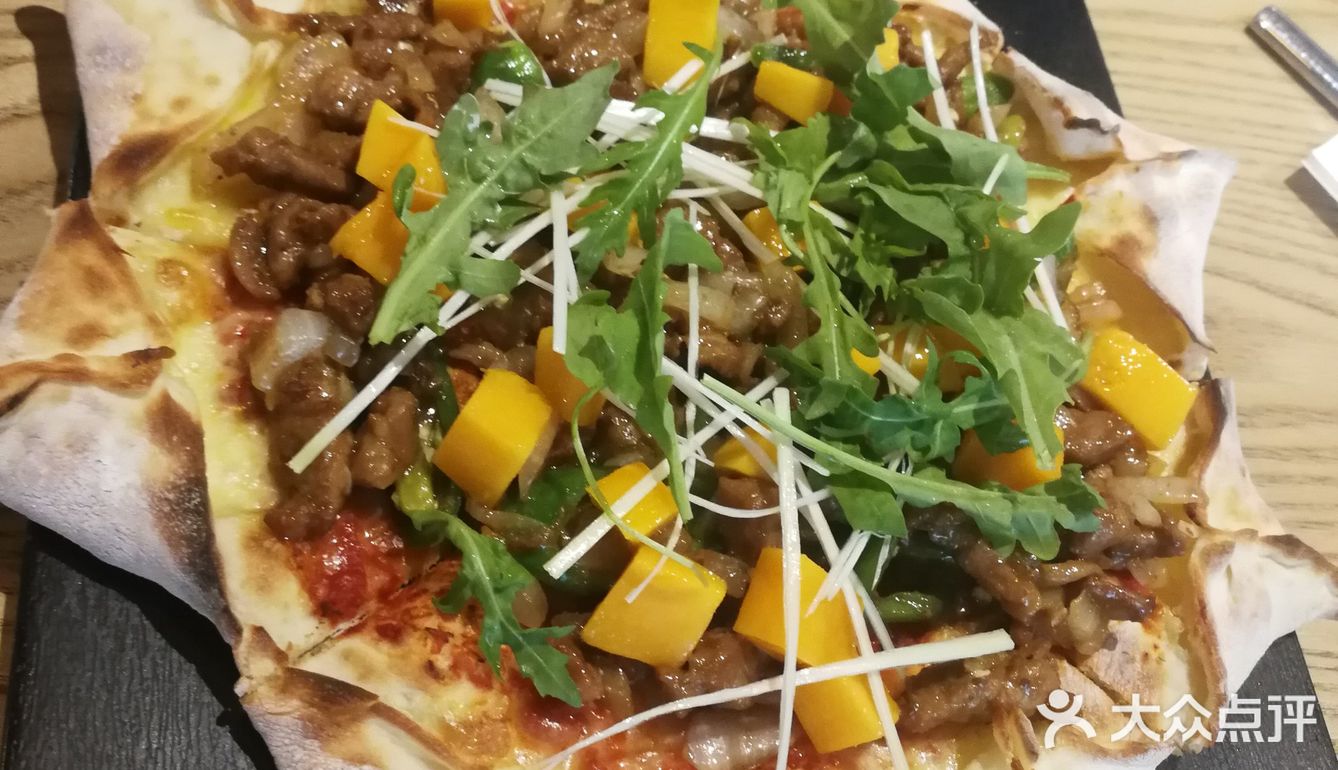 味道赞到爆，披萨皮薄馅料，星星披萨里的牛肉和芒果味道