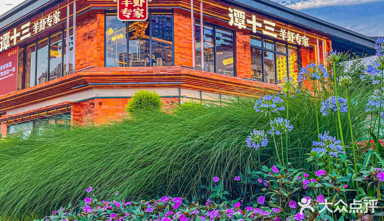王府井对面巷子里走进去就能看到敲大一个店就是！