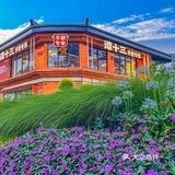 王府井对面巷子里走进去就能看到敲大一个店就是！