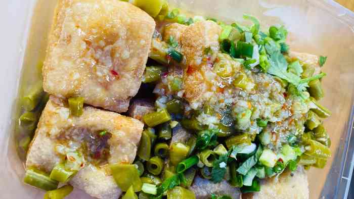 北流臭豆腐-"天黑后街道就摆满了小吃铺,很多年轻人都来.