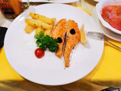 扒三文鱼排配香煎土豆角-老井俄式餐厅