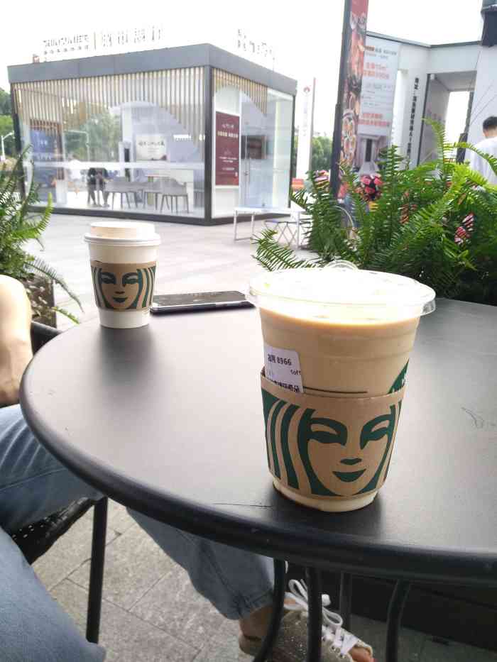 打分 42 /人 市中心星巴克,坐着喝咖啡,虽说有点吵,但是坐着还是很