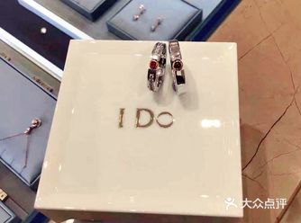 360·Iove系列是近年推出的新婚戒指，整个系列的