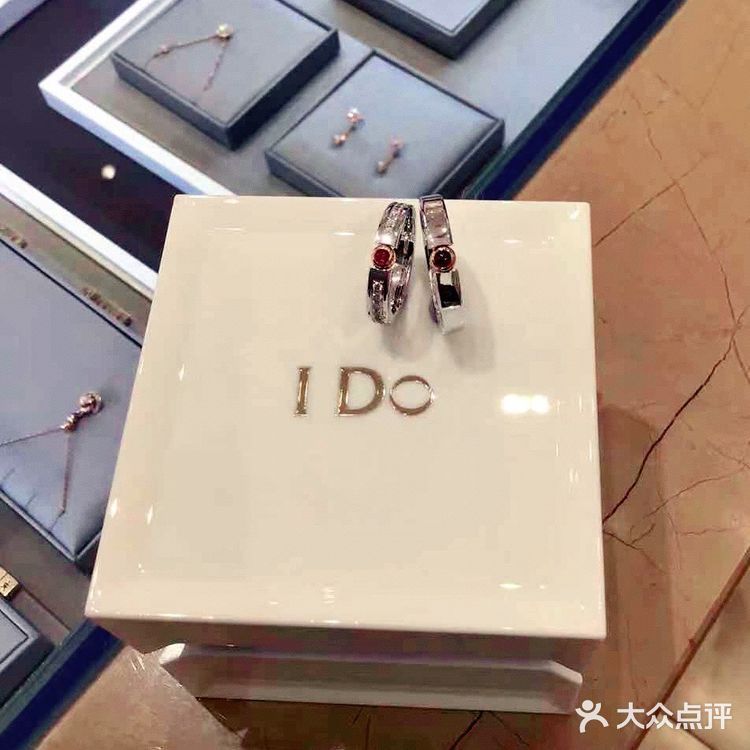 360·Iove系列是近年推出的新婚戒指，整个系列的