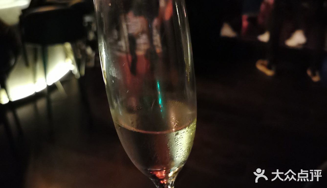 上海有live band的酒吧很多,这家虽不大