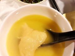 浓厚原只鸡煲花胶汤-鲜入围煮花胶鸡海鲜火锅