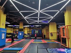 -爱蹦iBOON蹦床运动馆(江汉店)