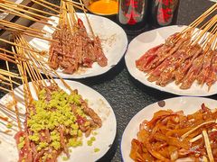-何妹湿辣牛肉·粤式烧烤砂煲(桂雅路店)