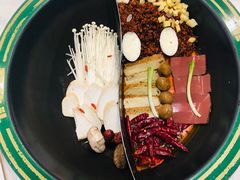 菌汤鸳鸯锅底-有拈头成都市井火锅(老门东店)