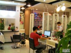 休息区的电脑，我在这玩了半天，烫着头-DRG达人馆造型