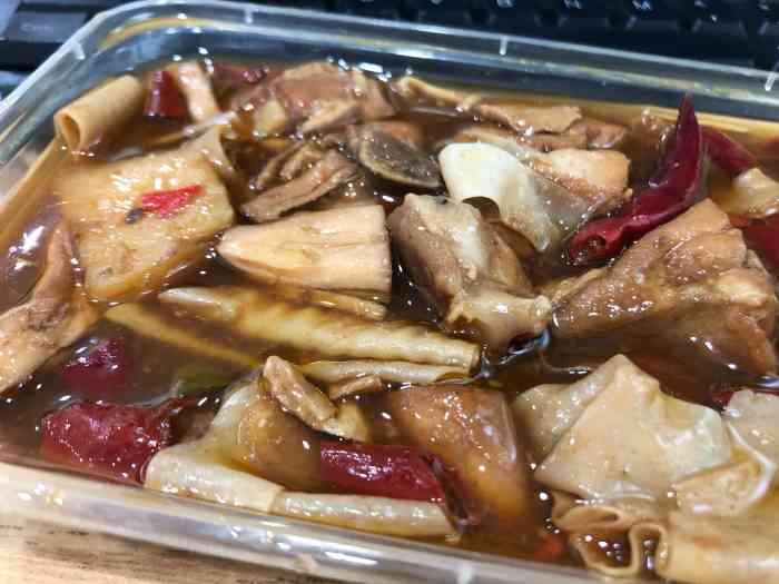 黄焖鸡和米饭简单的塑料袋通过包装觉得他家主要应该还是做堂食的没有