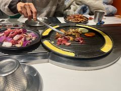 -山野的朋友露营炭火烤肉