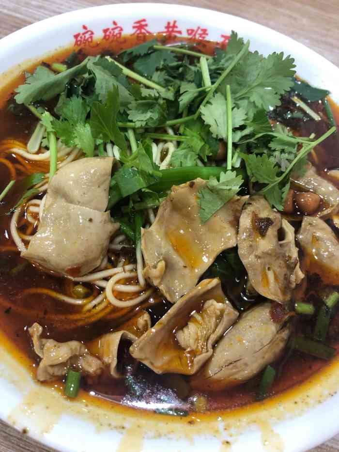 碗碗香黄喉面-"[环境]:在住的小区外面一排,只有一间店.