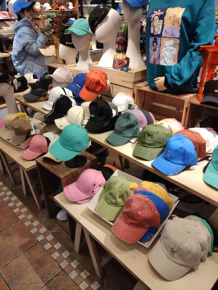 三福时尚(万达广场店)-"在万达吃晚饭看到有三福店,就进来逛逛.里.