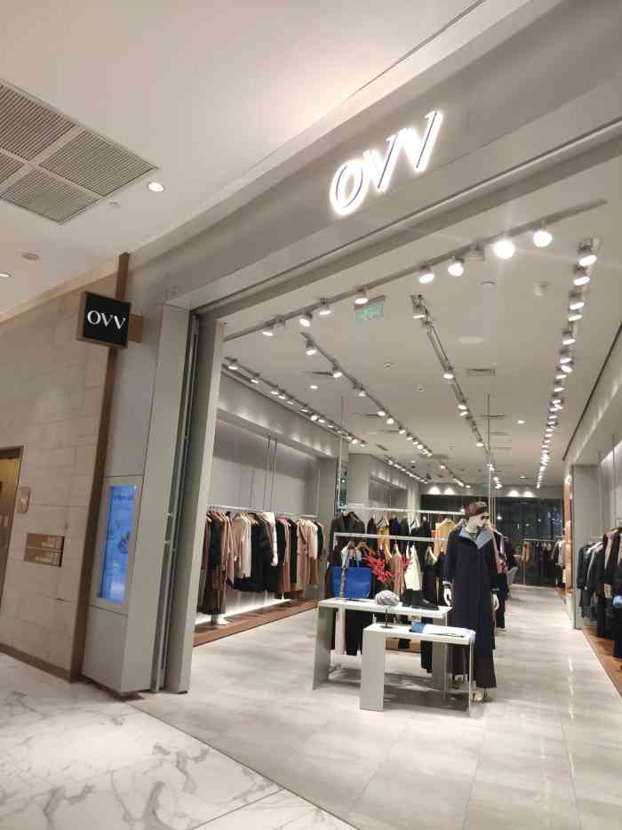 打分 这是一家女装店,位于关山大道k eleven select广场的二楼,看着